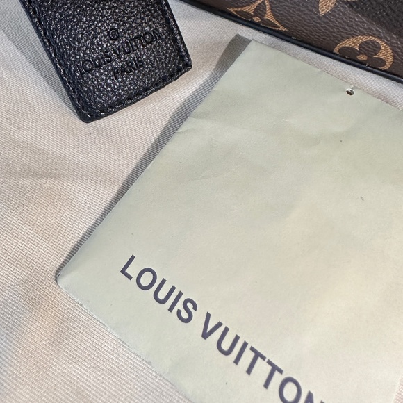 Louis Vuitton - Picture 1 of 15